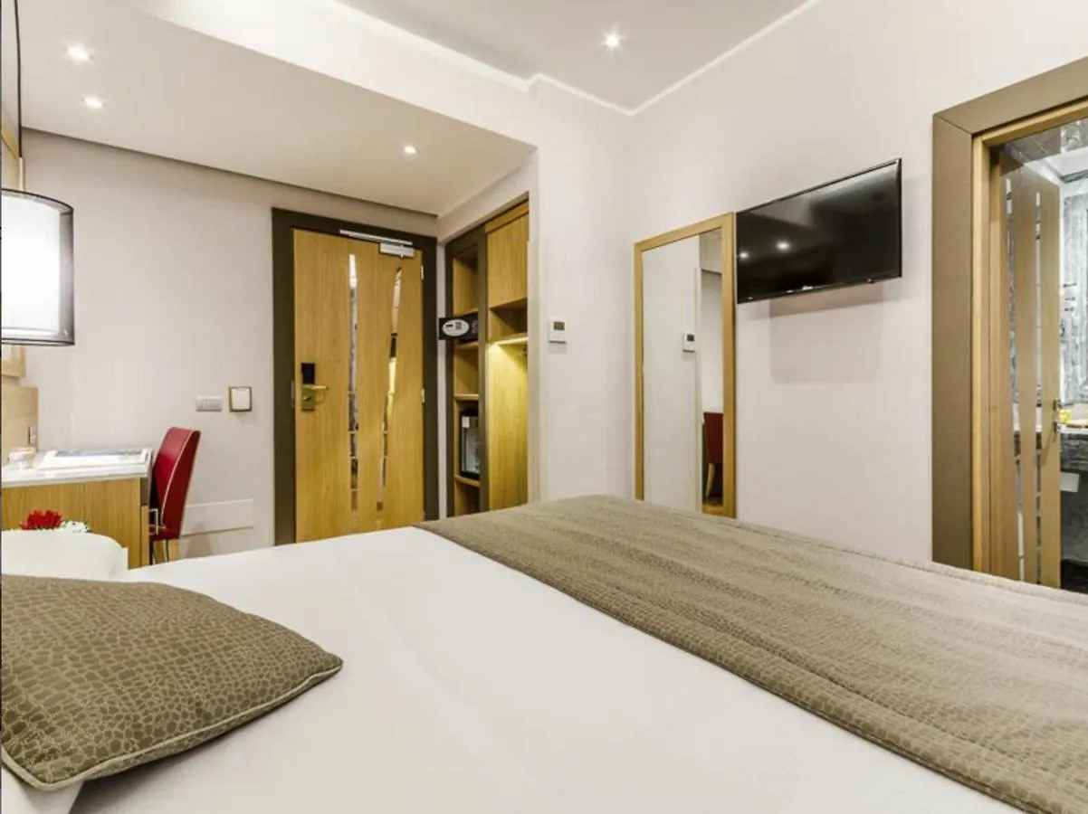 Hotel Vibe Nazionale Roma 3*,  Italia