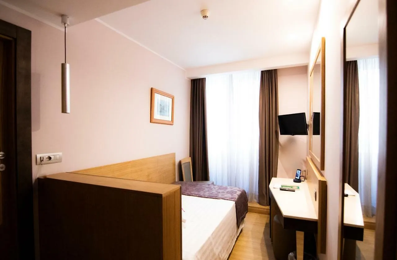 Hotel Vibe Nazionale Řím 3*,